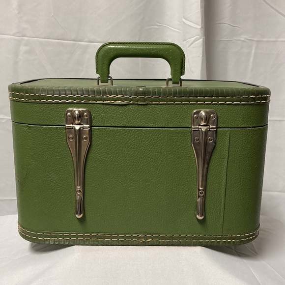 Vintage Carilite Vanity Train Case - Cosmetic Carrying Case - Picture 5 of 16